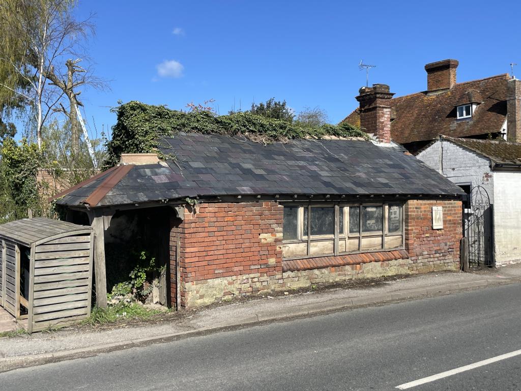 Lot: 124 - SMALL DETACHED BUILDING PREVIOUSLY USED FOR STORAGE - view of front of small detached building